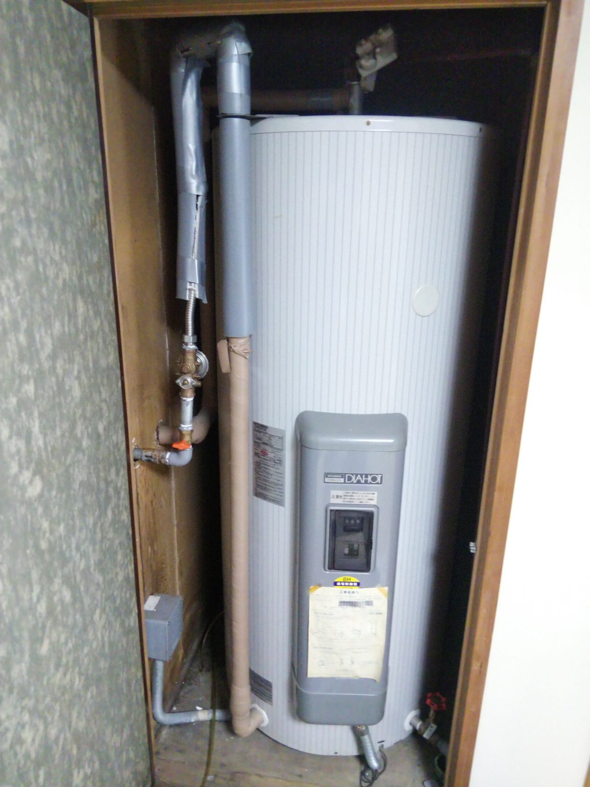 室内電気温水器交換工事 | アクア・アテンド さいたま市・水漏れ トイレつまり修理 漏水調査 給湯器