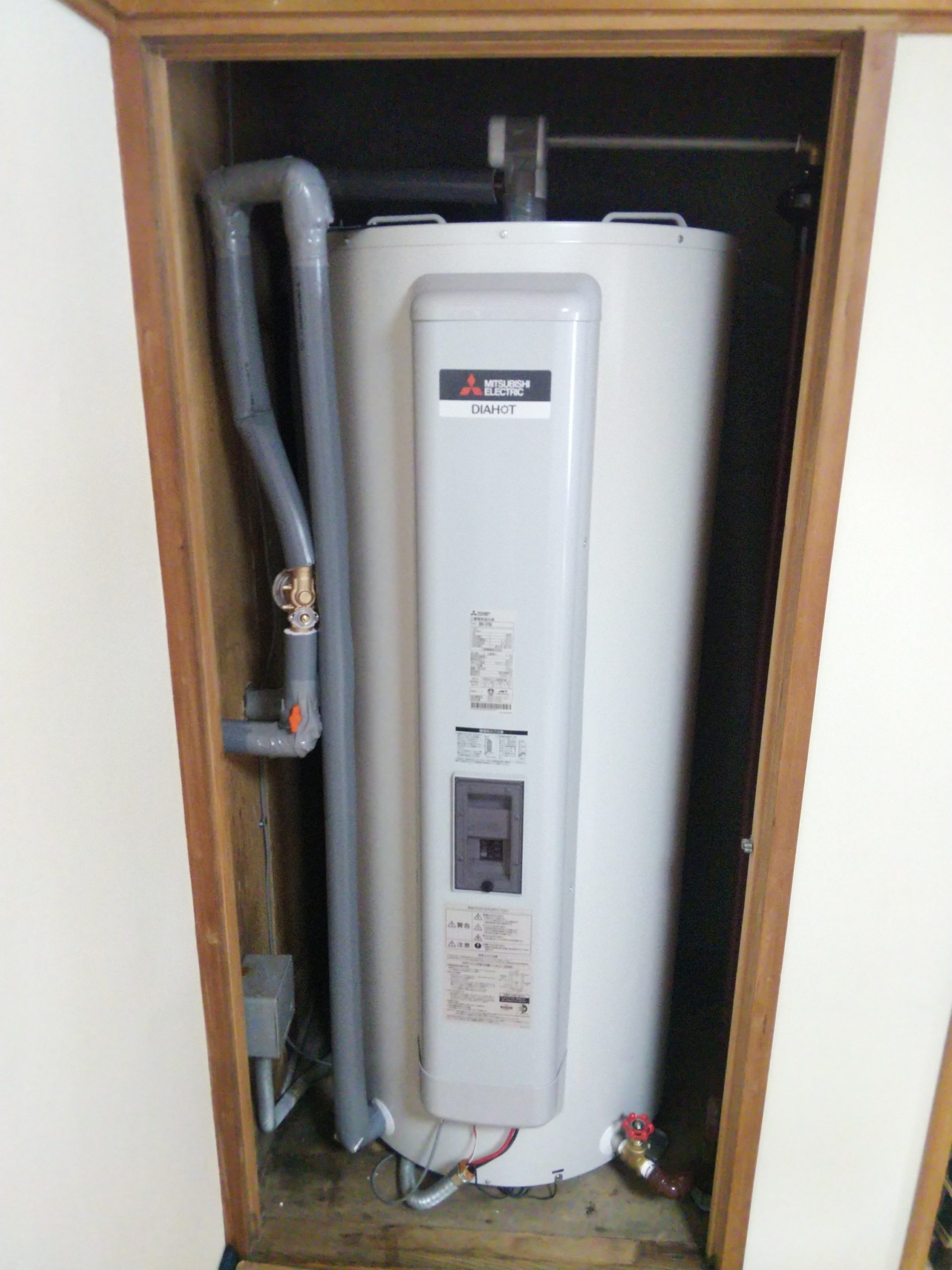 室内電気温水器交換工事 アクア・アテンド さいたま市・水漏れ トイレつまり修理 漏水調査 給湯器